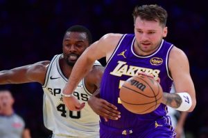 doncic lidera lakers spurs