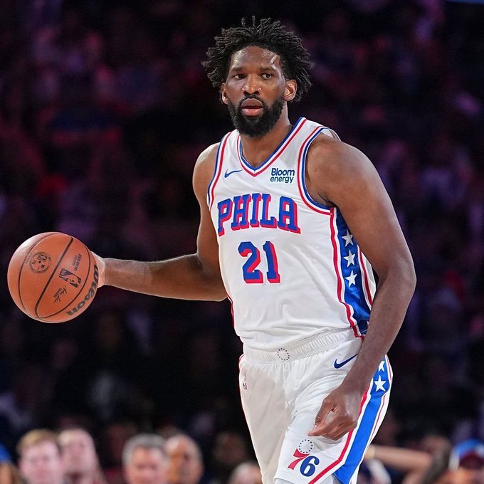 embiid firma triple doble