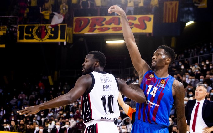 Milano sufre ganar Barcelona