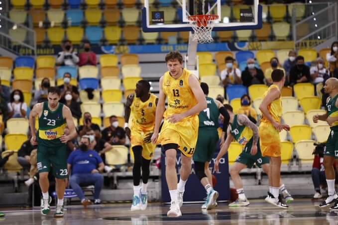 Canaria lidera vencer Bursaspor