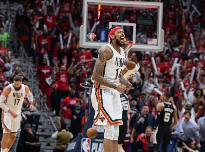 Pelicans play in Spurs